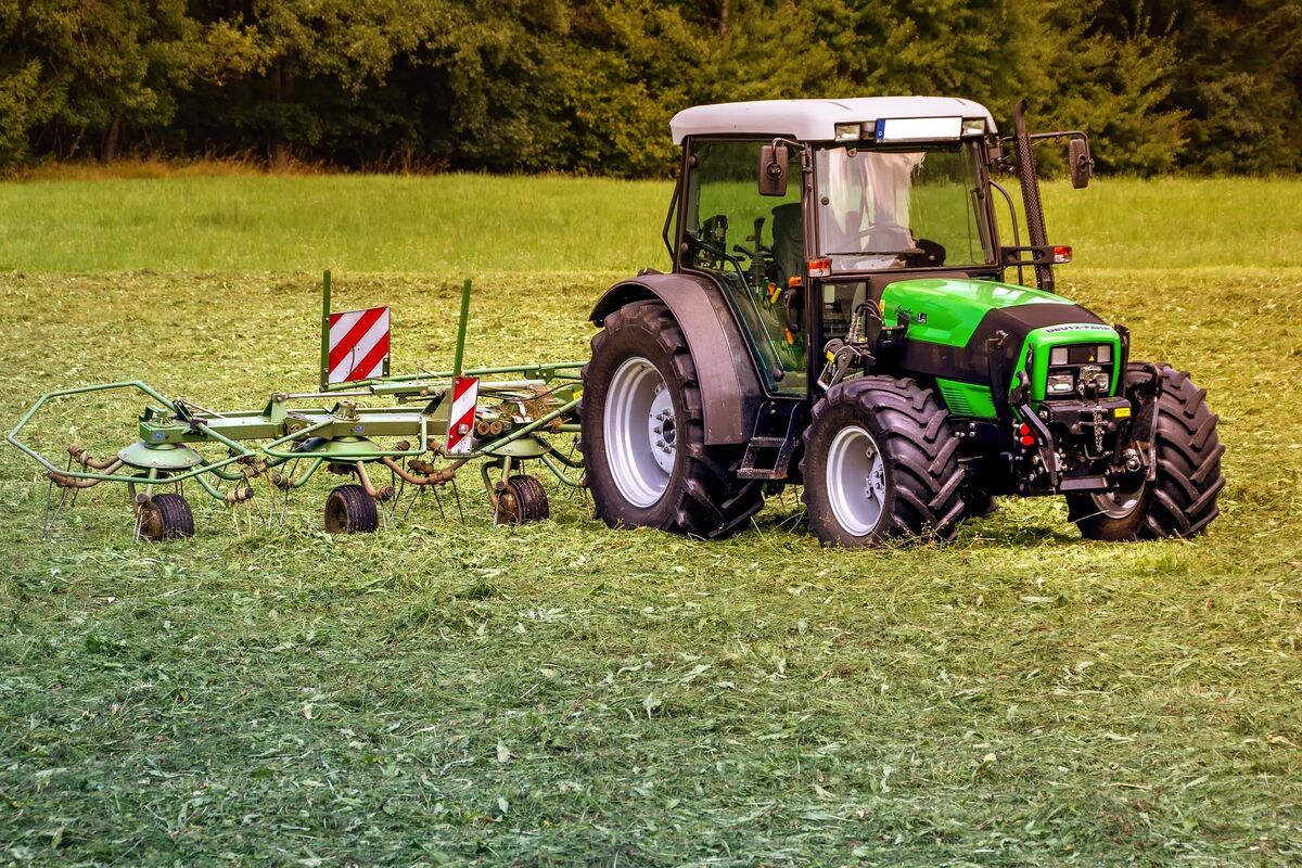 traktor z opryskiwaczem na polu